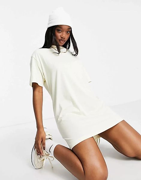 Nike – T-Shirt-Kleid in gebrochenem Weiß mit kleinem Swoosh-Logo günstig online kaufen