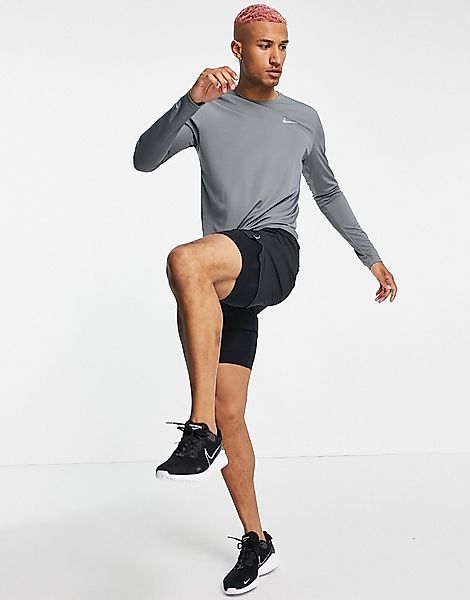 Nike Running – Miler Dri-FIT – Langärmliges Shirt in Grau günstig online kaufen
