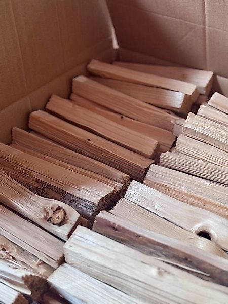 LosBudos Kaminholz Anzündholz Fichte - trocken im Karton - für Kamin & Feue günstig online kaufen