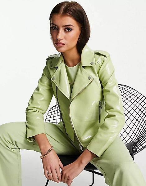 Muubaa – Kurz geschnittene Jacke aus Lackleder in Grün günstig online kaufen
