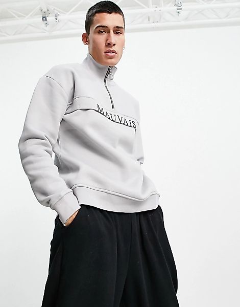 Mauvais – Sweatshirt in Grau mit kurzem Reißverschluss und halbem Logo günstig online kaufen