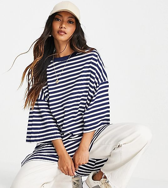 Weekday – Huge – Gestreiftes T-Shirt in Weiß und Marineblau-Mehrfarbig günstig online kaufen