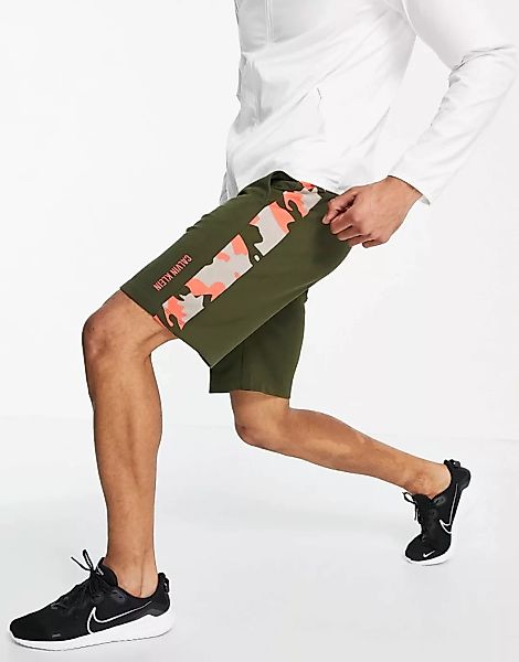Calvin Klein – Sport – Shorts aus Strickmaterial mit Military-Muster, 9 Zol günstig online kaufen