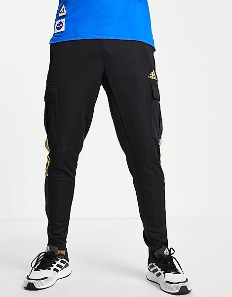 adidas Football – Jogginghose in Schwarz mit Taschen und drei gelben Streif günstig online kaufen