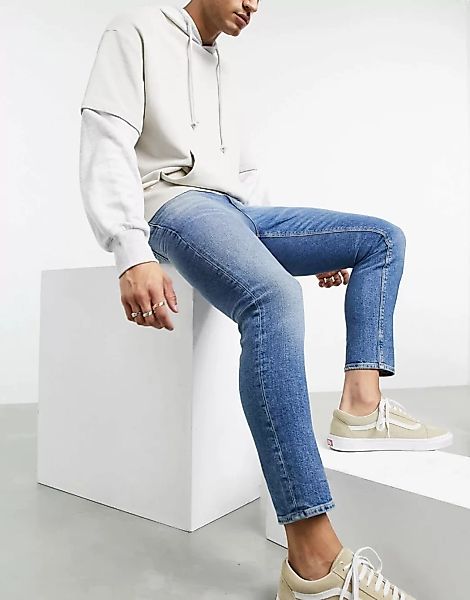ASOS DESIGN – Kurz geschnittene Jeans mit engem Schnitt in mittlerer Vintag günstig online kaufen