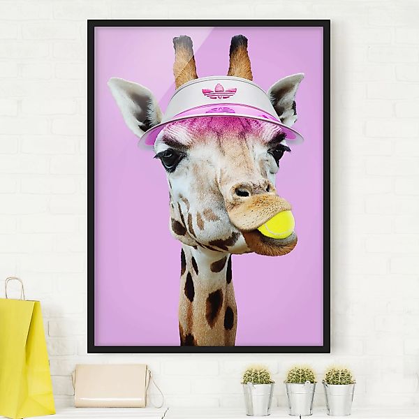 Bild mit Rahmen Kinderzimmer - Hochformat Giraffe beim Tennis günstig online kaufen