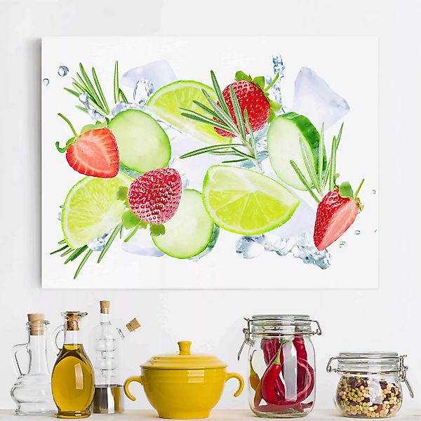 Leinwandbild - Hochformat Erdbeeren Limetten Eiswürfel Splash günstig online kaufen