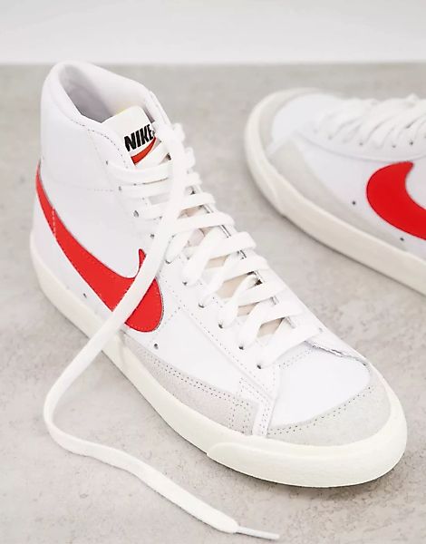 Nike – Blazer Mid 77 – Sneaker in Weiß und Rot günstig online kaufen