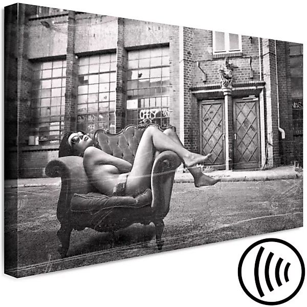 Bild auf Leinwand Frau auf dem Stuhl - Schwarzweiß-Foto im Glamour-Stil XXL günstig online kaufen