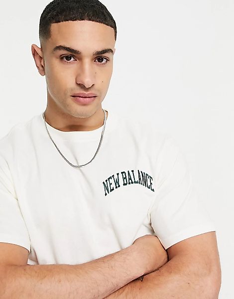 New Balance – College-T-Shirt in gebrochenem Weiß und Grün günstig online kaufen
