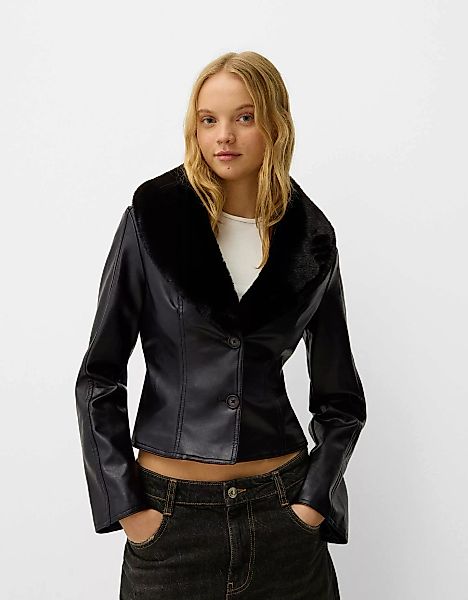 Bershka Figurbetonte Jacke Aus Kunstleder Mit Fellkragen Damen Xs Schwarz günstig online kaufen