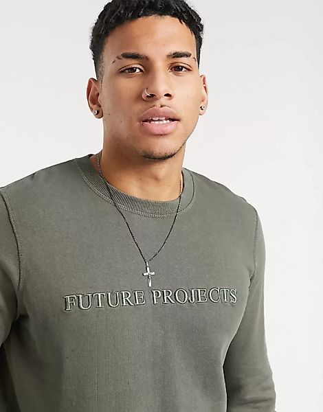 New Look – Überfärbtes Sweatshirt mit Stickerei in Khaki-Grün günstig online kaufen
