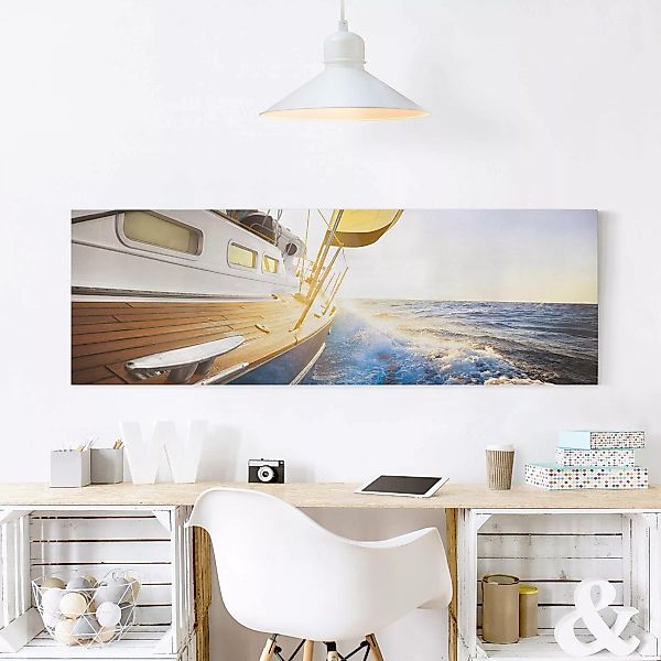 Leinwandbild Strand - Panorama Segelboot auf blauem Meer bei Sonnenschein günstig online kaufen