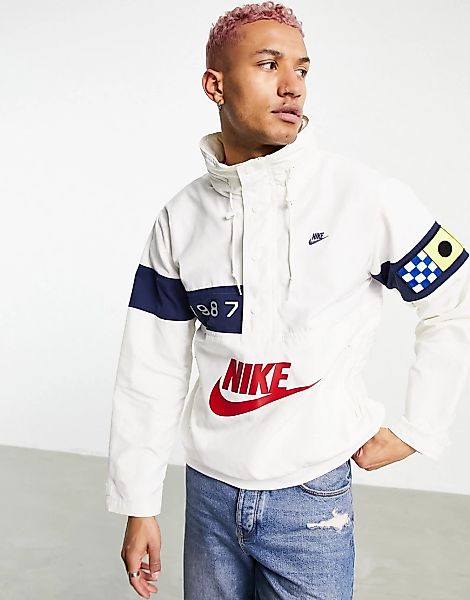 Nike – Reissue Pack Walliwaw – Gewebte Windjacke in gebrochenem Weiß mit ku günstig online kaufen