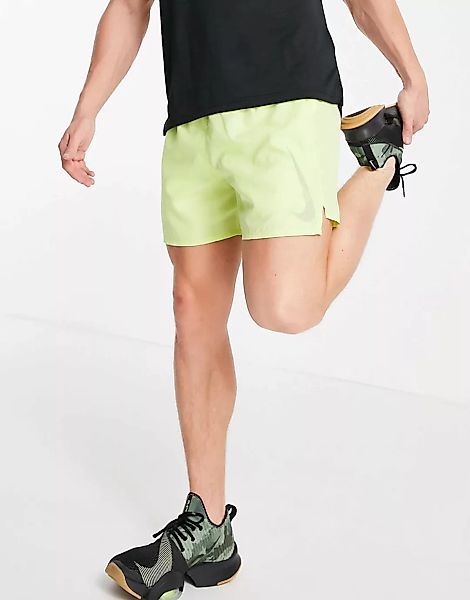 Nike Running – Run Division Challenger – Shorts in Gelb günstig online kaufen