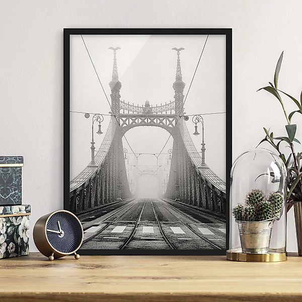 Bild mit Rahmen Architektur & Skyline - Hochformat Brücke in Budapest günstig online kaufen