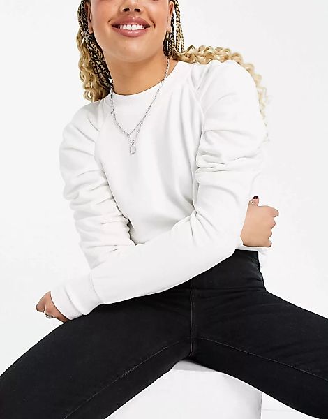 Only – Sweatshirt mit geraffter Schulterpartie in Creme-Weiß günstig online kaufen