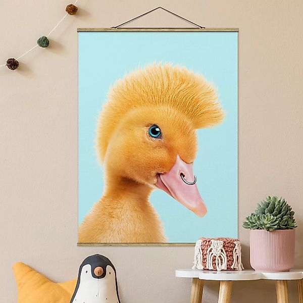 Stoffbild Tiere mit Posterleisten - Hochformat Küken mit Piercing günstig online kaufen