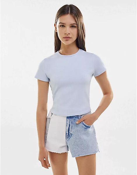 Bershka – Kurzes T-Shirt aus Bio-Baumwolle in Hellblau günstig online kaufen