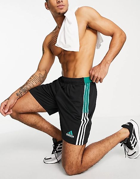 adidas Football – Tiro – Grün gestreifte Shorts in Schwarz günstig online kaufen