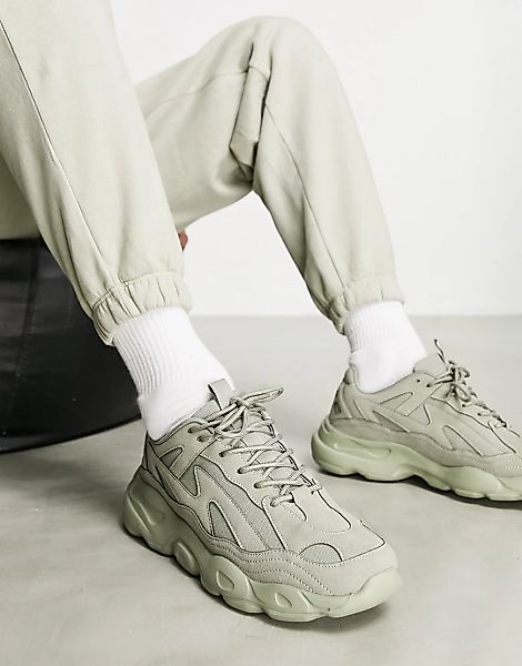 ASOS DESIGN – Sneaker aus Wildlederimitat in Khaki mit dicker Sohle-Grün günstig online kaufen