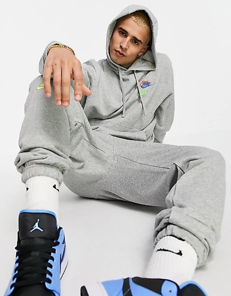 Nike – Essential – Fleece-Kapuzenpullover mit mehreren Logos in Grau günstig online kaufen