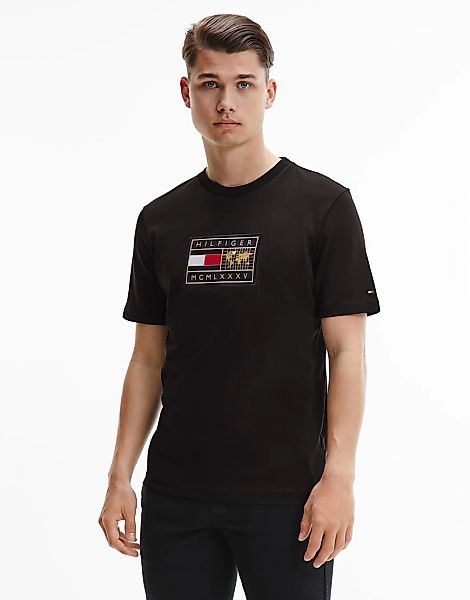 Tommy Hilfiger – T-Shirt in Schwarz mit Logo-Aufnäher und Erd-Motiv günstig online kaufen