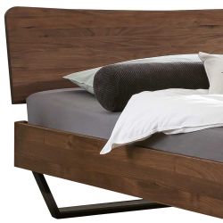 Tiefes Bettgestell aus Nussbaum Massivholz und Stahl Industry und Loft Stil günstig online kaufen