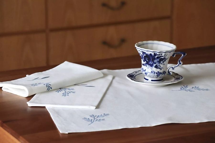 Tischläufer "Blaue Wildblumen" Handbedruckt günstig online kaufen