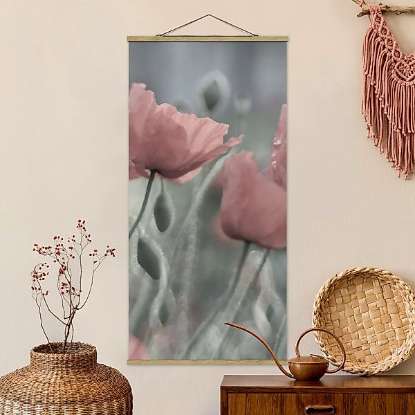 Stoffbild Blumen mit Posterleisten - Hochformat Malerische Mohnblumen günstig online kaufen