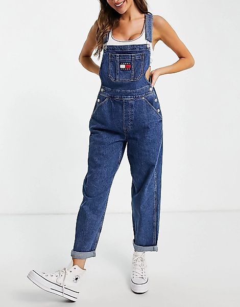 Tommy Jeans – Jeanslatzhose mit Logo in mittlerer Waschung-Blau günstig online kaufen