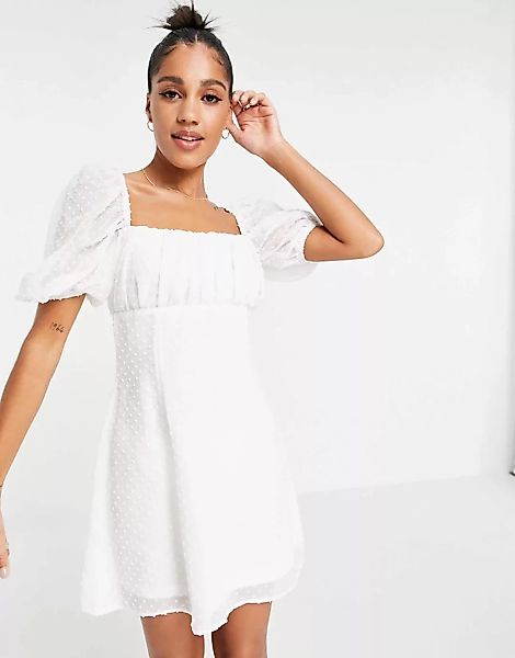 Missguided – Kleid mit gerüschter Brustpartie und Dobby-Struktur in Weiß günstig online kaufen