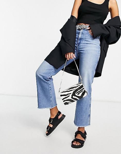 Wrangler – Kurze Mom-Jeans mit offenem Saum in mittlerer Waschung-Blau günstig online kaufen