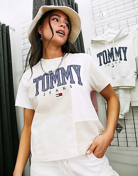 Tommy Jeans – T-Shirt in Elfenbeinweiß mit Logo im College-Stil günstig online kaufen