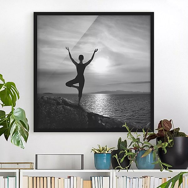 Bild mit Rahmen Schwarz-Weiß - Quadrat Yoga schwarz weiss günstig online kaufen