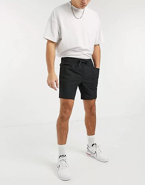 ASOS DESIGN – Schmale Shorts in Schwarz mit aufgesetzten Taschen günstig online kaufen