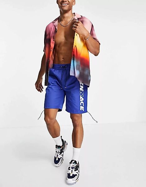 Mennace – Shorts aus Nylon in Blau mit Retro-Prints günstig online kaufen