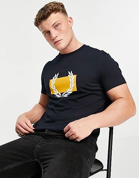 Fred Perry – Marineblaues, mit einem Lorbeerkranz bedrucktes T-Shirt günstig online kaufen