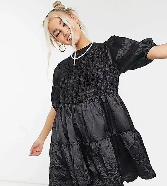 COLLUSION – Gestuftes Hängerkleid aus Satin in Knitter-Optik in Schwarz günstig online kaufen