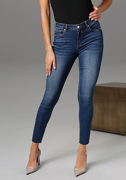 Aniston CASUAL Skinny-fit-Jeans regular waist - mit ausgefransten Beinabsch günstig online kaufen