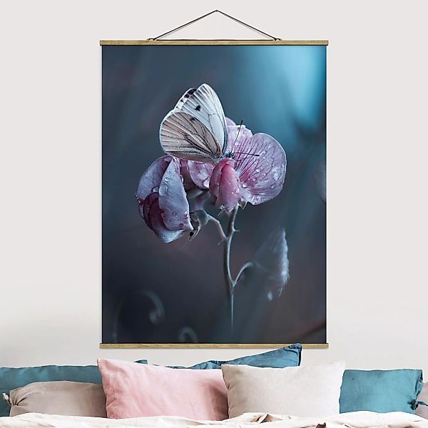 Stoffbild Blumen mit Posterleisten - Hochformat Schmetterling im Regen günstig online kaufen