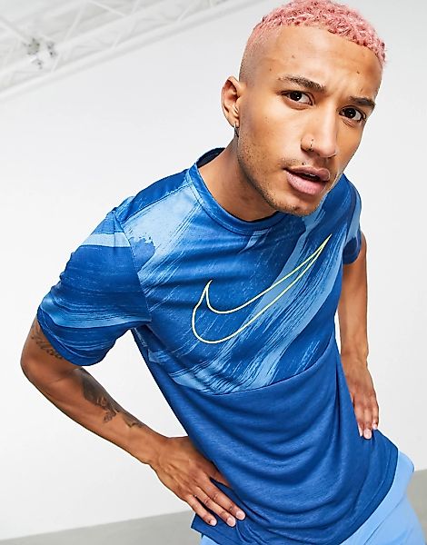Nike Training – Sport Clash – T-Shirt in Blau mit Farbblockdesign günstig online kaufen