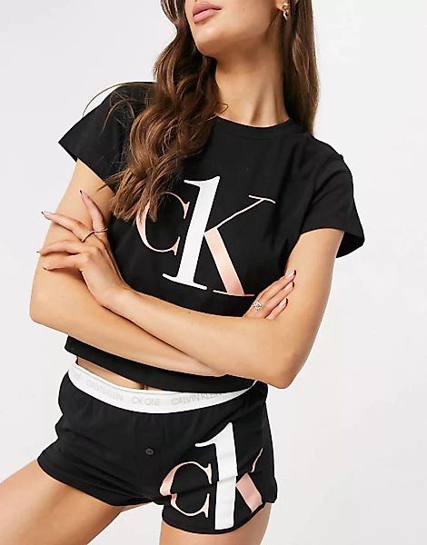 Calvin Klein – CK One – Kurzes Pyjama-Set mit Shorts und T-Shirt in Schwarz günstig online kaufen