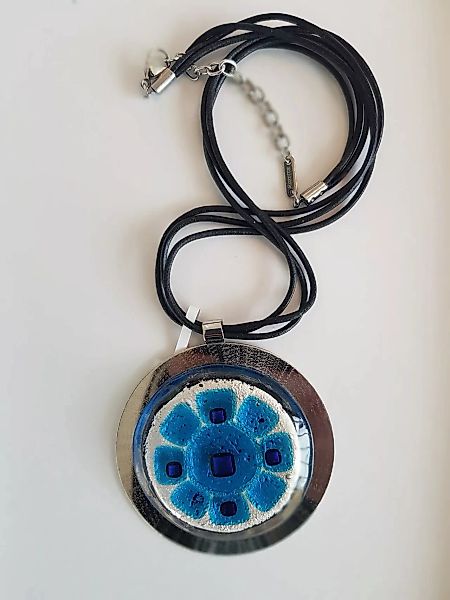 Halskette Brilliance mit mit Glasanhänger Blue Flower Fusing (Lederband) günstig online kaufen