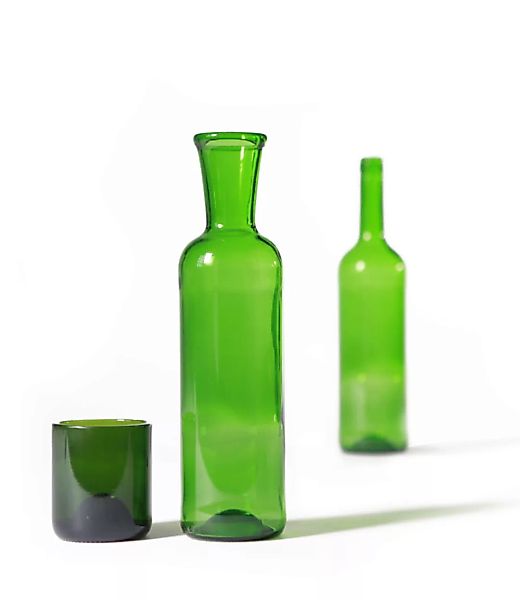 Grüne Upcycling Glaskaraffe Aus Bordeauxflasche Mit Becher (0,75l) günstig online kaufen
