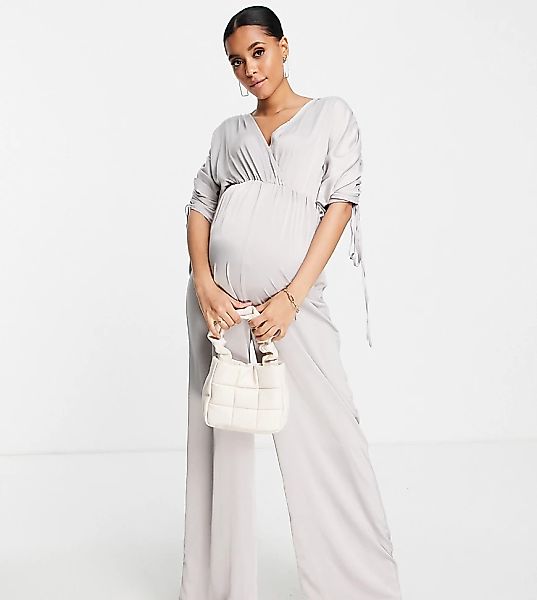 Missguided Maternity – Wickel-Jumpsuit aus Satin in Silber mit Raffung günstig online kaufen