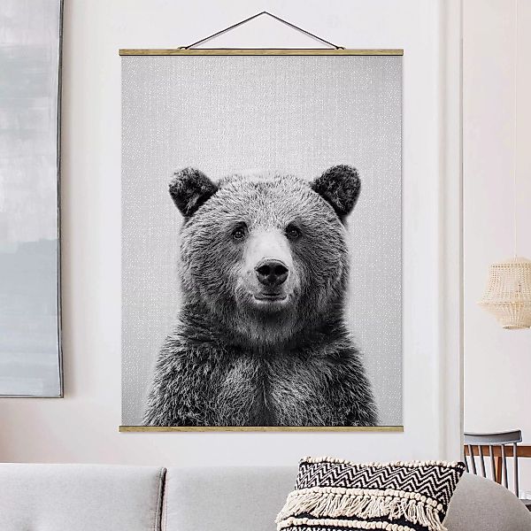 Stoffbild mit Posterleisten Grizzlybär Gustel Schwarz Weiß günstig online kaufen