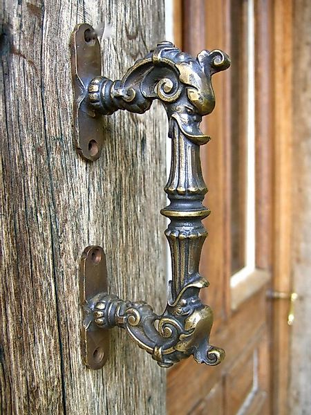 Antikas Türbeschlag Türgriff, ausdrucksstarker Stoßgriff, Griff im Gründerz günstig online kaufen