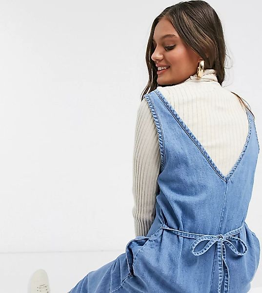 ASOS DESIGN Petite – Lässiger blauer Jumpsuit aus weichem Denim mit V-Aussc günstig online kaufen