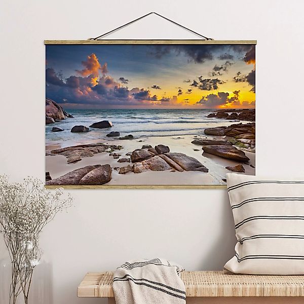 Stoffbild Strand mit Posterleisten - Querformat Strand Sonnenaufgang in Tha günstig online kaufen